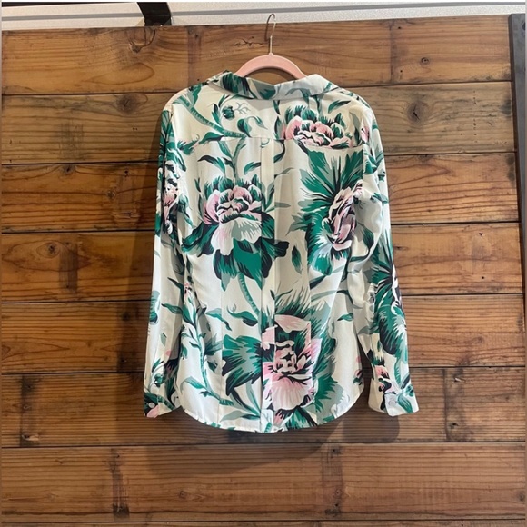 Burberry- SZ 6 Floral bBlouse- *Flaw* - Picture 8 of 10